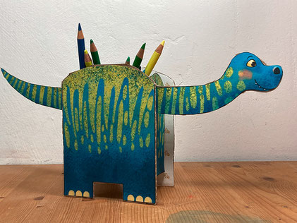 Bastele eine Recyclosaurus - Stiftehalter aus Recyclingmaterial