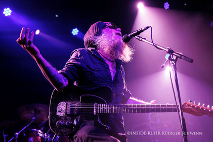 Frontmann Geoff Lagadec von Jaya The Cat spielt Gitarre auf der Bühne der Zeche Bochum – energiegeladene Live-Show mit Reggae, Punk und Ska.