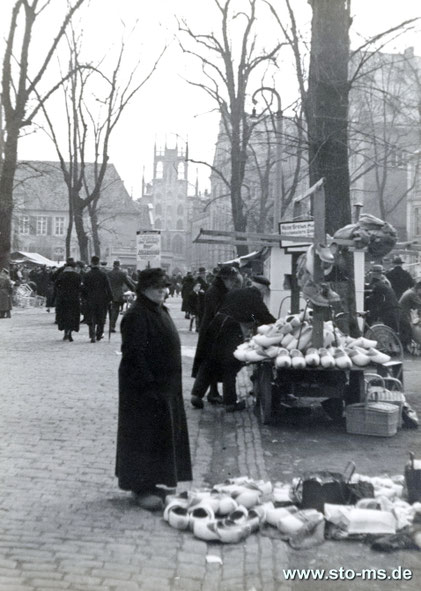 Marktstand mit Holzpantinen