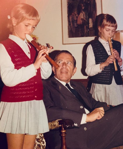 Brave Kinder spielen Flöte für Opa Dr. Gerhard Graumann, Vorgänger von Babettes Vaters am EVK.