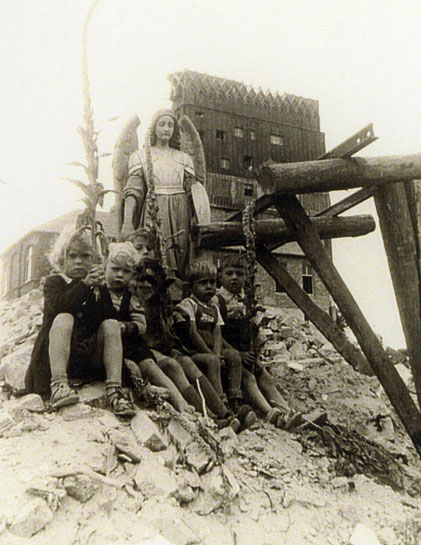 Kinder vor der Rafael-Klinik 1946 - Foto HS