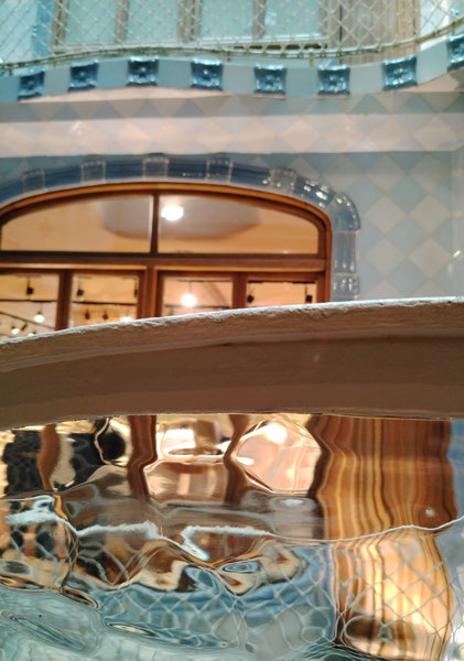 Rembarde en verre déformé, Cour communautaire de la Casa Batlló