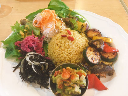 本日のvegan＆rawプレート（メイン：2種のズッキーニとパプリカ＆原木生椎茸のスモークソテー）