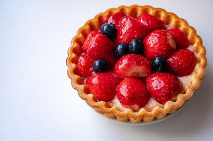 真っ赤ないちごとブルーベリーのタルトケーキ。
