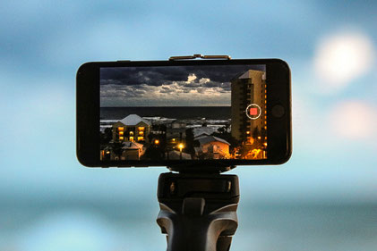 Smartphone auf Gimbal mit aktiver Kamera 