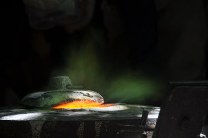 Four de fonderie en cours d'utilisation pour couler du laiton et de l'aluminium avec la technique de moulage au sable
