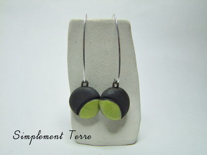 Pendant d'oreilles noir et vert en céramique raku