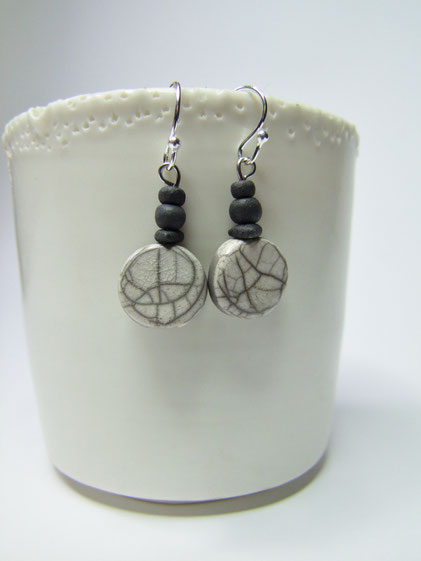 Boucles d'oreilles pendantes en céramique blanches