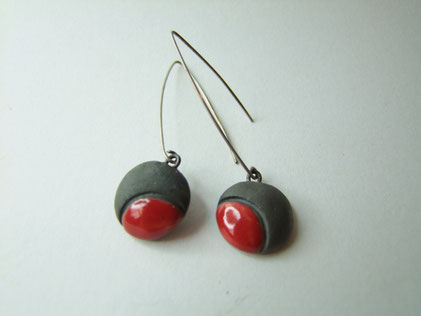 Boucles d'oreilles  artisanales noires et rouge en céramique raku