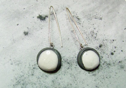 boucles d'oreilles noires et blanches en céramique raku