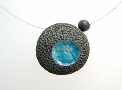 pendentif en céramique raku effet pierre de lave vue détaillée