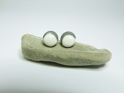 puces d'oreilles en raku blanches de "Simplement Terre"