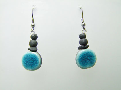 boucles d'oreilles en perle céramique bleues