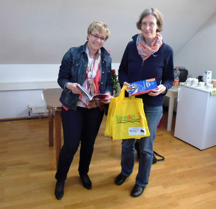 Büchereileiterin Ingrid Reis übergibt die Buchspende an Frau Dr. Ulrike Hudelmaier, Freundeskreis Freunde für Fremde in Riedlingen. 