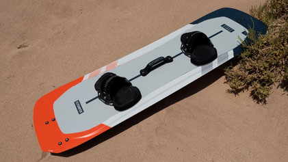 Flysurfer Stage 2 Monsterdoor Board am Strand