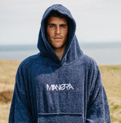 Nachhaltiger Poncho von der Marke Manera für Wassersportler