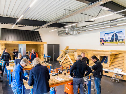 Na afloop van een van de cursussen kregen we een rondleiding in de fabriek waar zinken dakgoten op maat worden gemaakt