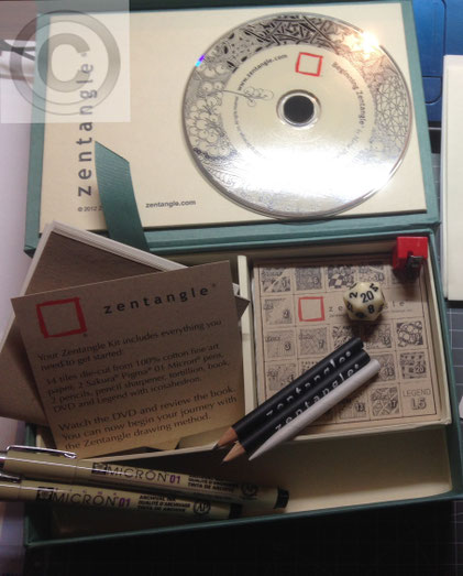Zentanglematerial; Sakura Micron Pigma; Zentangle Kit; Starterset; Papierwischer; Tortillion; Stumpen; Estompen; Bleistift; Pencil; Grafit; Graphite; Pen; Pigmentliner; Papier; Fabriano Tiepolo; 100% Baumwolle
