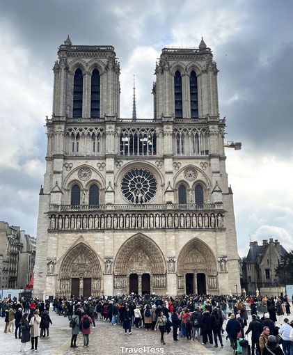 Rij voor ingang Notre-Dame Parijs