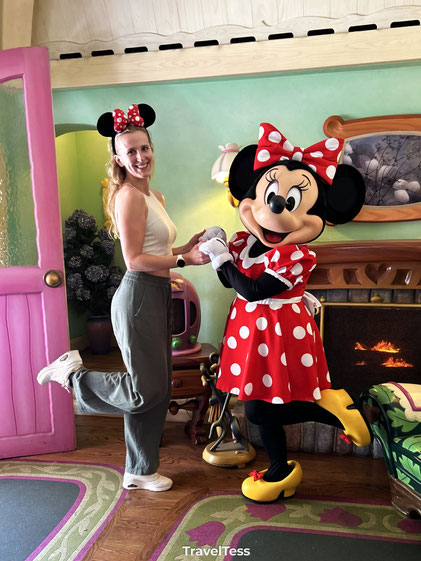 Op de foto met Disney figuren