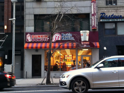 ドーナッツもアイスクリームもユダヤの戒律にのっとってKosherです、というユダヤ教徒にとって安心のサインが見えます。