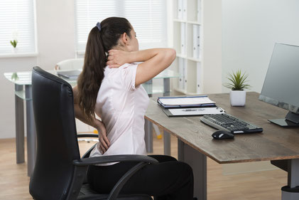 Fehlhaltungen und das dauernde Sitzen kann die Rückengesundheit beeinträchtigen.
