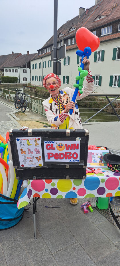 Pedro zaubert fantastische Ballontiere in Eggenfelden 2025 - Verkaufsoffener Sonntag und Kulturnacht