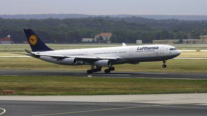 --- Airbus A340-300 --- D-AIFD --- First Flight: 2001 --- MSN: 390 --- Frankfurt Rhein-Main (FRA - EDDF) 2005