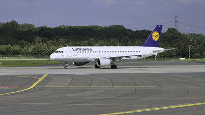 --- Airbus A320-200 --- D-AIPB --- First Flight: 1989 --- MSN: 70 --- Dusseldorf Rhein-Ruhr (DUS - EDDL) 2004