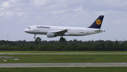 --- Airbus A320-200 --- D-AIPA --- First Flight: 1989 --- MSN: 69 --- Dusseldorf Rhein-Ruhr (DUS - EDDL) 2004