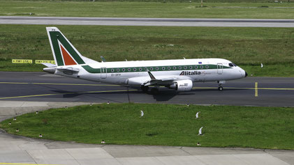 ---- Embraer ERJ-170LR --- EI-DFH --- First Flight: 2004 --- MSN: 9 ---- Dusseldorf Rhein-Ruhr (DUS - EDDL) 2006