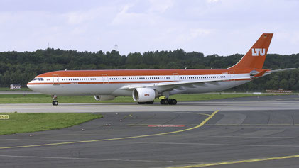 --- Airbus A330-300 --- D-AERF --- First Flight: 1994 --- MSN: 82 --- Dusseldorf Rhein-Ruhr (DUS - EDDL) 2004