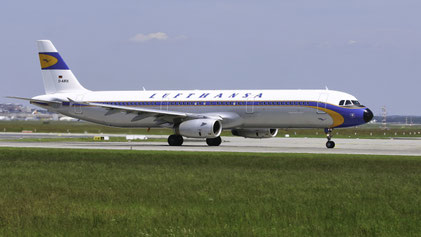 ---- Airbus A321-100 --- D-AIRX --- First Flight: 1997 --- MSN: 699 ---- "Retro-livery" --- Frankfurt Rhein-Main (FRA - EDDF) 2005