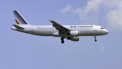 ---- Airbus A320-200 --- R-GFKN --- First Flight: 1990 --- MSN: 128 ---- Frankfurt Rhein-Main (FRA - EDDF) 2006