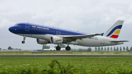 --- Airbus A320-200 --- ER-AXW --- First Flight: 1997 --- MSN: 662 ---Amsterdam Schiphol (AMS - EHAM) 2005
