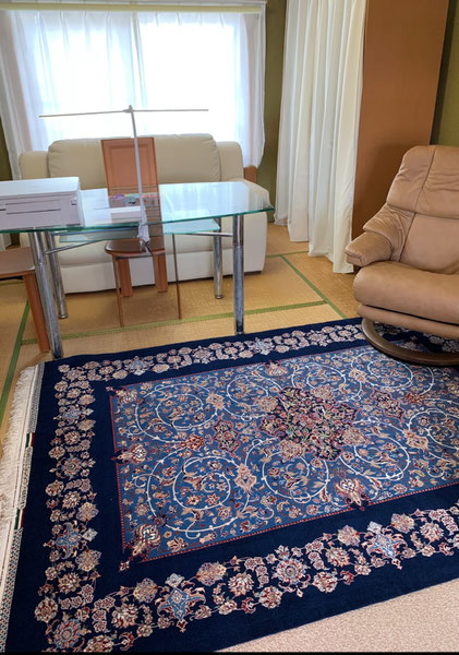 ESFAHAN wool&silk  BAGHER SEIRAFIAN パルデサイズ 静寂と格式が息づく日本の和室に黄金比サイズの高密度ノットで織りあげられた一枚が安らぎと気高さをもたらし贅沢に調和しています。この明暗のコントラストと構図は、まるで静かな池に咲き誇る花々のような気品を放ちます。