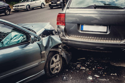 Auffahrunfall. Kleines Auto ist gegen großes Auto gefahren. 