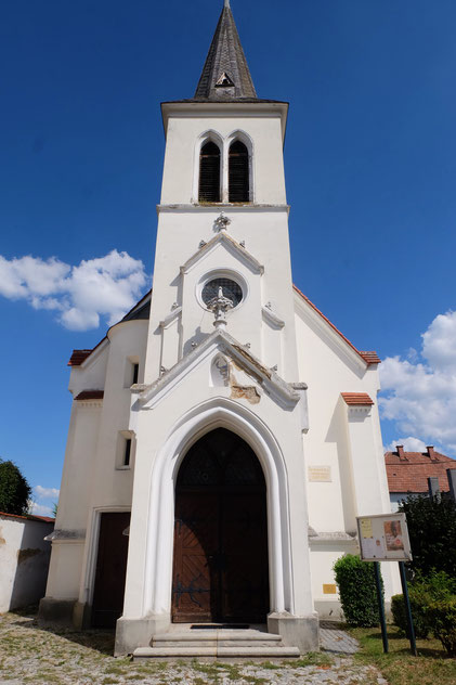 Die Kapelle Gneixendorf vor der Restaurierung mit massiven Putzschäden im Turmbereich.