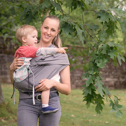 Huckepack Wrap Tai baby carrier, hip carrier made from wrap fabric, suitable for newborns and toddlers.