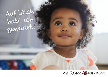 Lockiges Mädchen schaut nach oben: Auf dich hab ich gewartet