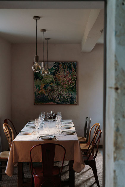 L'heure d'un rafraîchissement à la table d'hôtes gourmande, locavore, produits locaux, frais et de saison, cuisinés sur place, bio chaque fois que possible. Chambres d'hôtes de charme avec piscine, location de vacances écotourisme, Gers, Occitanie