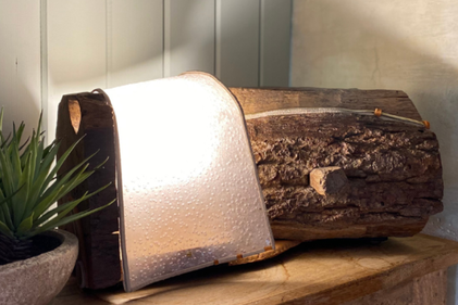 Lampe à poser avec bûche de chêne et Plexiglas. Lampe d'ambiance pour une ambiance cosy. Artisanat d'art par Isabelle Lachat Créations en Haute Savoie. Pièce unique et exceptionnelle.