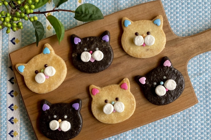 カッティングボードにならべられた猫のクッキー。