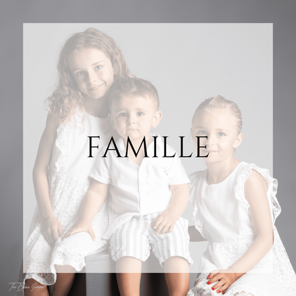 Photographie de famille, avec trois enfants sur fond blanc avec le texte "Famille".