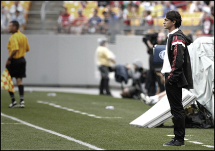 Filippo Inzaghi, impuissant, assiste à la déroute des siens contre Man. City (5-1).