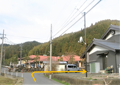 右側のグレーの建物に整体院があります。