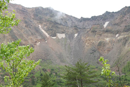 磐梯山の火口、中央右斜面が崩落地