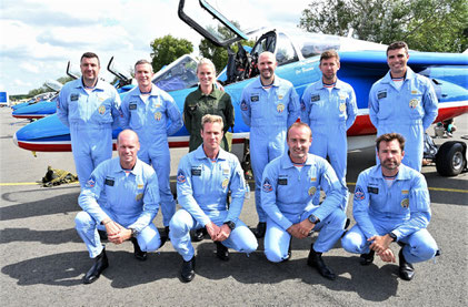 Amandine Henry avec les pilotes de la Patrouille de France à la BA 107 de Villacoublay.