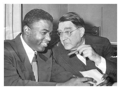 Jackie Robinson e Branch Ricley nello storico momento della firma per i Brooklyn Dodgers