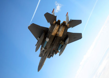 F-15E Strike Eagle del 391 Fighter Squadron caricato con una GBU-12 e una GBU-28 / © USAF